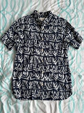 Club Monaco Navy and White Short-Sleeve Button-Down Shirt